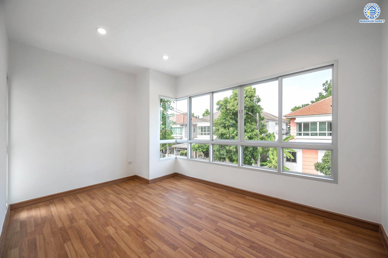 บ้านมือสองตกแต่งใหม่ โครงการ ไลฟ์บางกอกบูเลอวาร์ด ปิ่นเกล้า-เพชรเกษม เนื้อที่กว้างกว่า 52.5 ตร.ว ฟังก์ชัน 3 ห้องนอน 3 ห้องน้ำ 2 ที่จอดรถ บนทำเลติดถนนพุทธมณฑลสาย4 ตอบโจทย์กับทุกครอบครัว ใกล้แหล่งช้อปปิ้ง "เซ็นทรัล ศาลายา" รถไฟฟ้าสายสีน้ำเงิน "สถานีหลักสอง" และจุดขึ้นทางด่วน "ศรีรัช"...